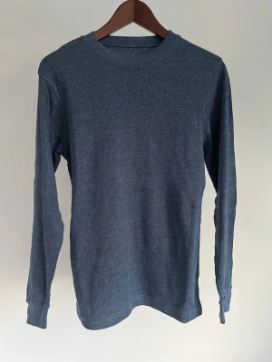 Beverly Hills Polo Club Waffle Knit Long Sleeve Blå | Herr S - Beverly Hills Polo Club Waffle Knit Long Sleeve Blå | Herr S Storlek: S Färg: Mörk blåmelerad Passform: Regular fit  Krage: Rund hals (crew neck) Material: 60 % bomull 40 % polyester Skick: Denna tröja är i ett väldigt fint skick utan defekter  Nypris cirka: 400 kr