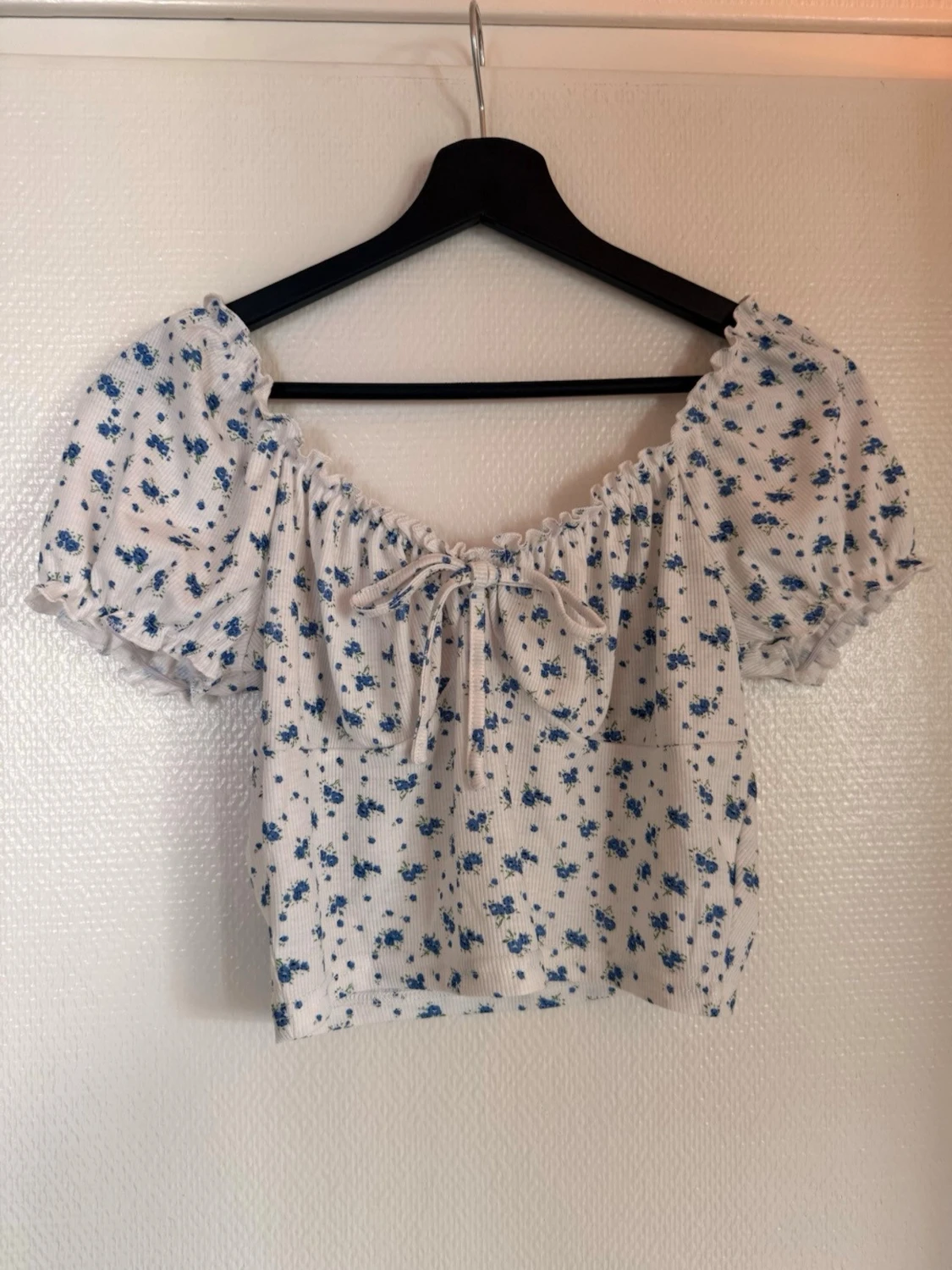 Vit blommig croppad blus med puffärm - 1