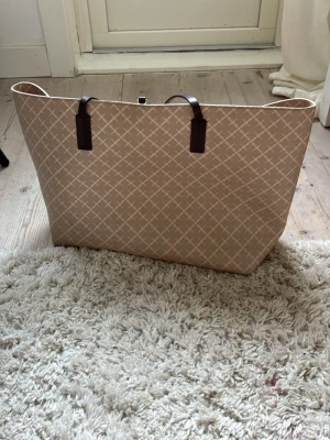 By Malins Birger väska  - Super snygg by Malene Birger väska!! Den har lite slitningar som syns på bilden men går lätt att limma i hop annars fint skick skick ,Köpt för flera årsedan så har därav inget kvitto!🥰