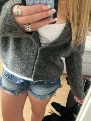 stickad kofta - säljer en mycket skön grå stickad kofta ifrån h&m i storlek xs. den har små knappar och kan användas till alla tillfällen💕