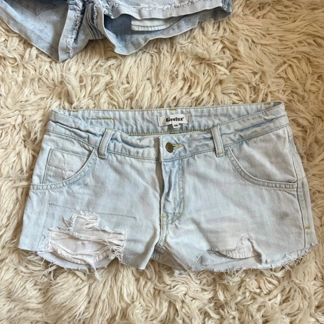 Ljusblåa lågmidjade jeanshorts  - 4