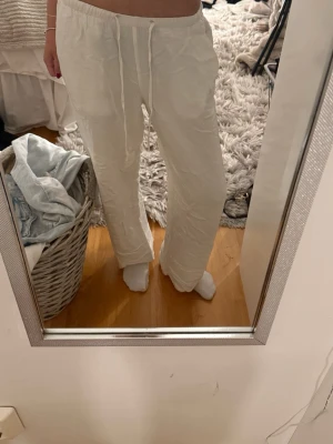 vita linnebyxor - vita linnebyxor från gina premium quality i xs, byxorna har några fläckar på sidan bak (sista bilden), osäker på ifall det går bort i tvätten!!