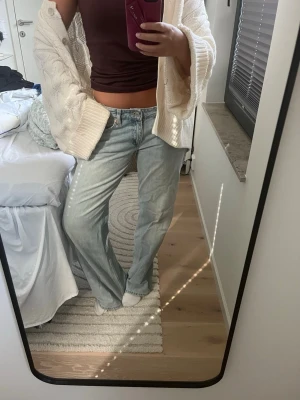 Zara jeans - Jättesnygga jeans ifrån Zara! De är i modellen TRF och är low waist och baggy! 💓 Använda några få gånger!! 