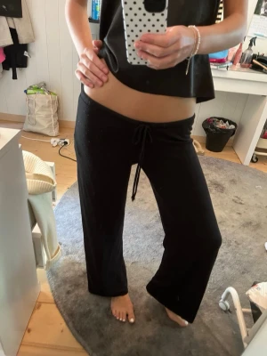Svarta mjukisbyxor - Svarta mjukisbyxor från Nelly i modellen ”My chill pants”, storlek S.  Har klippt av dem då jag tyckte de var lite långa.