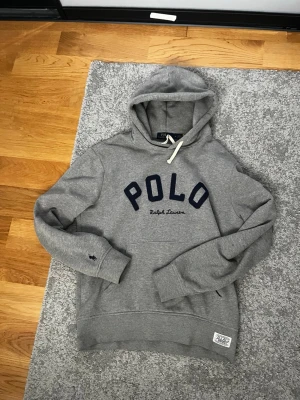 Ralph lauren hoodie - Ralph lauren hoodie i M. Liten i passform så ifall du kör S eller XS i vanliga fall så passar den bra. 