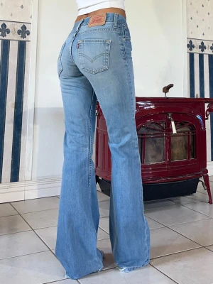 Levis jeans - Vintage Levis 516💕 midjemått 73cm (35cm rakt över)💕 innerbenslängd 85cm💕OBS sitter tajt💕 jag är 165