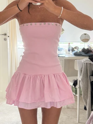 Rosa klänning Zara - Så söt rosa klänning från Zara, känner att det inte är min stil tyvärr. Två små fläckar på sista bilden, annars i perfekt skick! Aldrig använt! 