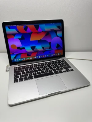 MacBook Pro 13” 2015 - MacBook Pro 13” 2015  Info: Tidig 2015 Bra batteri-tid  Finns några repor på framsidan av datorn men inget som påverkar funktioner. Specifikationer: Intel core i5 2,9 GHz 16 gb Ram Intel Iris 6100 1,5 gb grafikkort  256gb ssd  Datorn säljes helt återställd och laddare medföljer, kan släppa den något billigare vid snabb affär!