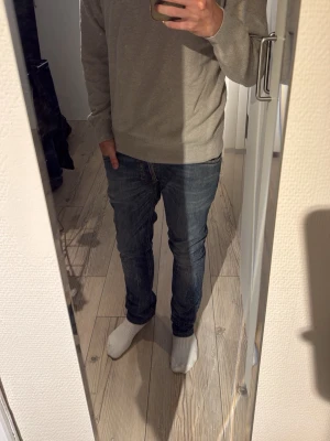 Oscar Jacobsson Tröja - En Asnajs och Asskön tröja från Oscar Jacobsson, materialet är Kashmir och Merino Ull, Köpt vecka 22 för 1299kr. Använt 3 gånger med denna bild. Hör av er om ni har frågor samt bud!!