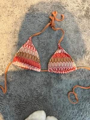 Färgglad trekantsbikini med snörning - Säljer en snygg bikini överdel! köpt utomlands storlek xs-s