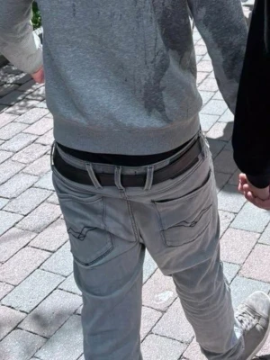 Replay anbass  - Ett par gra replay jeans. Med riktigt bra skick är fortfarande som nya typ. Skriv om ni vill ha mer bilder