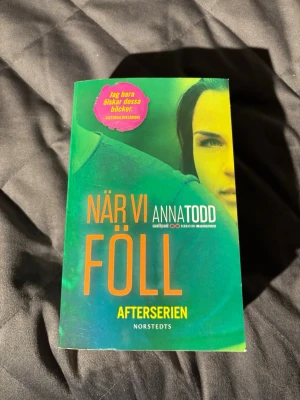 ”När vi föll” av Anna Todd - Bok som är i ett mycket bra skick 