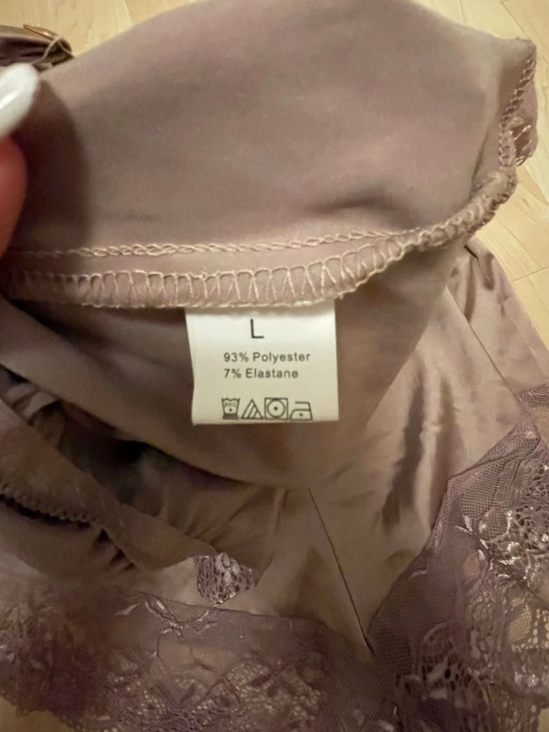 Rosa satinpyjamas med spetsdetaljer - 3