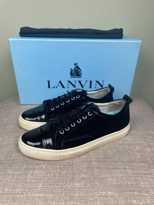 Lanvin skor - Hej, säljer nu dessa svin snygga Lanvin skor. Skorna är i grymt skick! Begränsat antal boxar och dustbag. Hör av dig vid frågor. 
