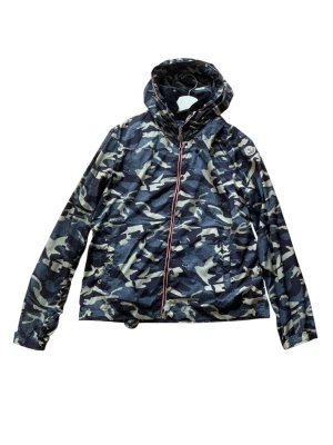 Moncler windbreaker camouflage  - Moncler Nath Camouflage Windbreaker – Extremt sällsynt 🔥 ny pris 16000  Säljer en mycket ovanlig Moncler Nath Jacket i camouflage. En riktig samlarmodell som sällan dyker upp på marknaden. Jackan har Monclers ikoniska design med lätt och bekväm passform, perfekt för både vardag och streetwear.  ✔️ Helt ny / nyskick ✔️ Sällsynt camouflage-färg som är svår att hitta ✔️ Moncler-logga på ärmen ✔️ Lätt och smidig vindjacka med huva ✔️ Perfekt för vår, sommar och höst.