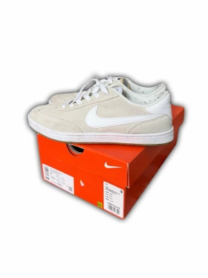 Beige Nike Downshifter 13 - i bra skick, använd ett fåtal gånger ser inga skador bara lite smutsiga