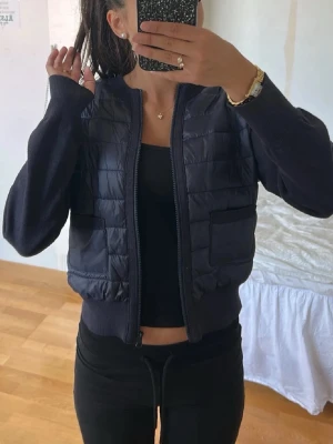 Cardigan jacka - Säljer en cardigan jacka från Gina tricot i en mörkblå färg. Stl 170, men passar mig som vanligtvis bär xs. Näst intill oanvänd.