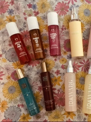 Bodyspray split 💜 - Splittar bodyspray i 5/10 ml glasdekanter med spray ✨️Säljer ej hela flaskan ✨️Se listor bland bilderna vilka som finns ✨️Ida Warg kostar 15/25   kr, övriga kostar 22/35 kr