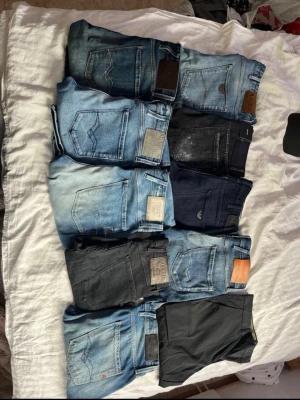 Replay jeans, desquare2, Armani och mer - Blandade jeans, Replay, desquare2, Armani å mer. Storlekar mellan 28-30. PRIS VARIERAR behöver bli av me dom :) 