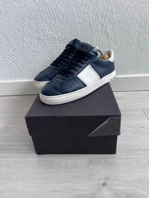Valentino flycrews - Säljer dess feta flycrews | dessa skor säljs inte längre | storlek 40 | mycket bra skick, väldigt lite slitna i hälarna och en nit saknas | ny pris runt 8000kr mitt pris 3499kr | priset är inte hugget i sten | hör gärna av er vid frågor och funderingar🙌