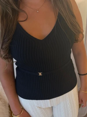 Topp Zara  - Säljer mitt helt oanvända linne från Zara med bälte💞 As snyggt! Säljs inte längre 