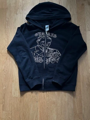 Svart hoodie med tryck och dragkedja - Mörkblå hoodie  med huva och dragkedja framtill.  Passar 160-170 cm. Inga pärlor saknas har bara använt tröjan cirka 1-5 gånger 