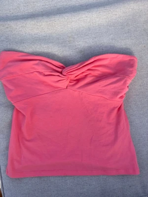 Tube top från Gina tricot🪸 - Coral färgad tube top från ginagricot. Använd få tal gånger, inga märken på användning. Köpt från Gina tricot 14+ och är i storlek M🪸💗