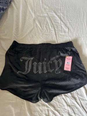  Juicy Couture shorts - Helt nya Juicy shorts med prislapp, köpta för 400 men säljer då de inte passar❣️