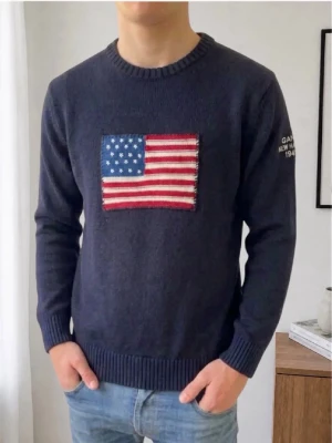 Mörkblå Gant USA tröja - Säljer en sjukt fet mörkblå tröja från Gant men USA flagga på framsidan. Tröjan är i strl M och även passar M. Tröjan är även i bra skick och hör gärna av er vid frågor elr funderingar!!        