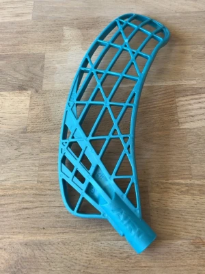 Zone Air/one blad. PPH plast. - PRIS KAN DISKUTERAS! Säljer ett lätt skålat blått Zone Air/one blad. Inga sprickor i bladet! Som jag sa det är lite vinklat.