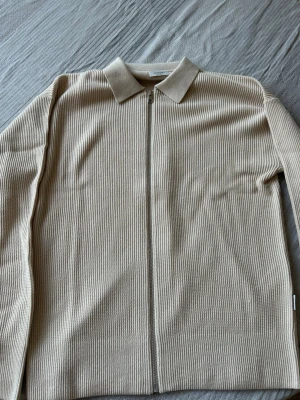 Beige ziptröja med krage från JJrebel - Köpt i fel storlek därav säljer jag men 10/10 tröja, den är S men passar som L/M 