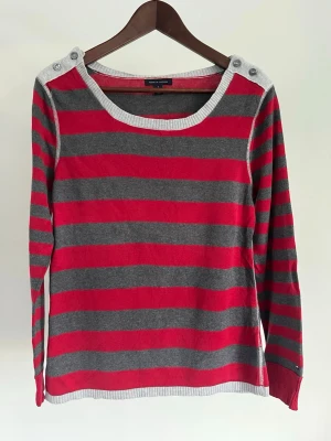 Tommy Hilfiger Randig Stickad Tröja Röd/Grå | Dam M | Crewneck | Cotton Knit - Tommy Hilfiger Randig Stickad Tröja Röd/Grå | Dam M | Crewneck | Cotton Knit Storlek: M Färg: Röd & Mörkgrå Passform: Regular fit  Krage: Rund hals (Crew Neck) Material: Bomull & Nylon Skick: Denna tröja är i ett väldigt fint skick utan defekter  Nypris cirka: 1 200 kr