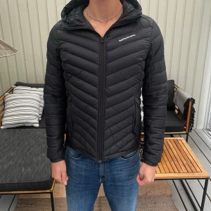 Peak performance jacka  - Säljer en peak performance jacka i mycket gott skick. Längdbredd: 67 cm. Axelbredd: 50 cm. Den har inga tecken på användning, och har använts ett fåtal gånger. Hör av er vid Frågor, allt gott