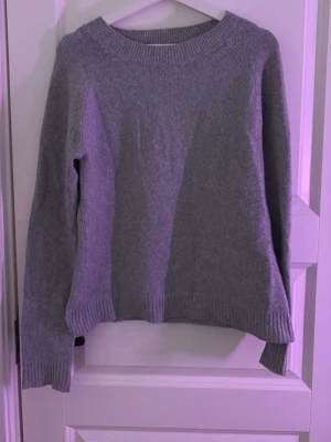 stickad tröja - stickad tröja från vero moda. jätteskön och perfekt nu när hösten är om en månad. storlek xs men passar xxs-m