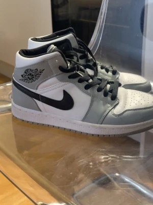 Nike Air Jordan 1 Mid Light Smoke Grey - Använt 2-3 gånger, snygga och bra sick,                Storlek 40