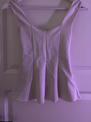 sommar topp  - gulligt sommarminne från gina tricot. säljs inte längre, fint skick och har använts 3-5 gånger. säljer eftersom att den inte kommer till användning längre