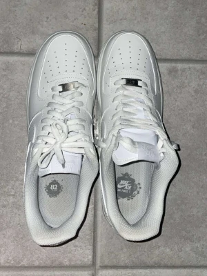 Nike Air Force 1 vita sneakers - Säljer min Klassiska vita Nike Air Force 1 hela oanvända köptes för 1 vecka sen och använda endast 1 gång köpte från nike hemsidan med en skopaket (pris går att diskutera)