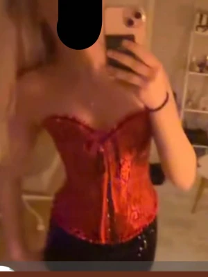 Röd korsett  - Säljer en snygg röd korsett perfekt till halloween. Andvänd 1 gång. Säljer ett djäluls set på min profil. 