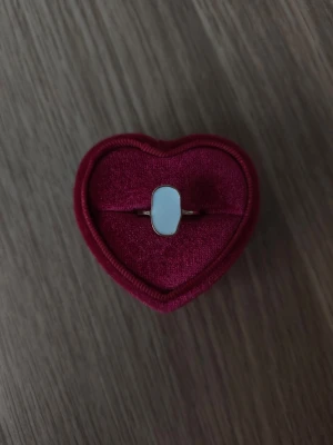 Guldfärgad ring med vit pärlemorsten - Vit ring i storlek 16,5mm, guldfärgad.