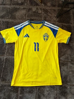 Svensk landslagströja Elanga #11 - Sveriges hemma ställ med elanga 11 på ryggen, använd 1-2 gånger så inpricip nyskick. Skriv vid frågor eller fler bilder 