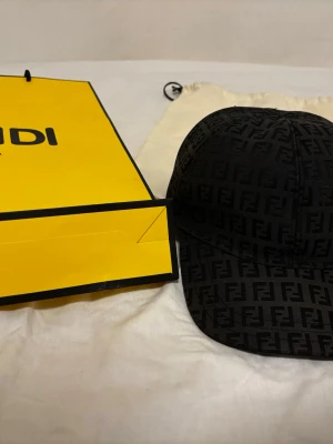 Fendi keps - Fendi keps, modelen har ingen plupp där uppe så mistolka inte att det är fel, (sök upp för ifall ni är osäkra) nypris ligger runt 4500-5000kr 