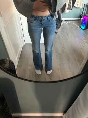 Gina jeans - Säljer mina jättefina Gina jeans då jag inte tycker färgen passar på mig tyvärr. Jeansen är blåa med rosa detalj på fickorna. Dom är använda max 3 gånger och i väldigt fint skick. Perfekta nu till våren💕