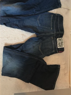 Cheap Monday flare jeans blå 25/32 - Säljer ett par blå flare jeans från Cheap Monday i modellen Flare Low, på grund av brist på utrymme i garderoben. Jeansen är 25 i midja och 32 i längd. Priset är förhandlingsbart!