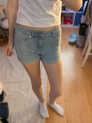Ljus blåa shorts  - Säljer mina ljusblå short då dom är försmå. Dom sitter super fint och är jätte sköna dom har en uppvikt kant längst ner. Skriv till mig om du har frågor. (Priset går alltid att diskutera)