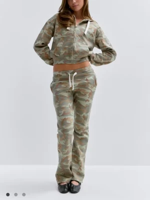 Camo mönstrad mjukis byxor  - Säljer ett par mjukis byxor med camo-mönster i gröna och beige toner. 