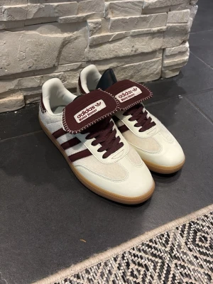 Adidas Wales Bonner vita sneakers - Säljer ett par super schyssta Adidas Wales Bonner skor! | Skick; 10/10 aldrig använda! | srrl; 42 | Pris kan diskuteras vid en snabb o smidig affär!/Mvh Nitro 