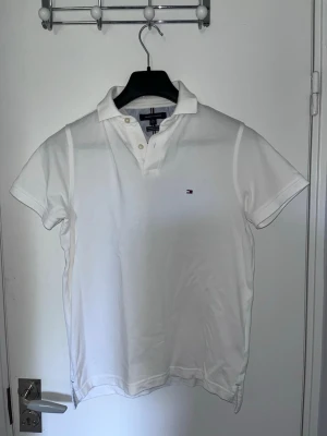 Tommy Hilfiger piké - Tommy Hilfiger piké i storlek XS. Köpt i San Francisco. Knappt använd då den inte passar. Kan gå ner i pris vid snabb affär!