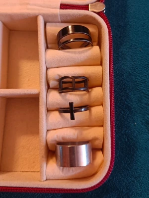 Ringar - Säljer ringar i svart och silver (bild 1), tänkte 15 kr/st eller 50 kr för alla men kom gärna med förslag!  På bild 2 har jag några ringar som jag kan tänka mig sälja för typ några kr/st men de är så dåligt material så om du köper några ringar så kan du få ringar från bild 2 gratis.  Skriv om ni har frågor om storlek! 💕