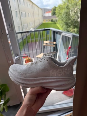 Hoka clifton 9 - Hoka skor i modellen clifton 9 som använts fåtal gånger så de är i ett mycket bra skick. Nypris 2450kr