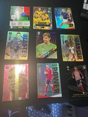 Samling fotbollskort Champions League - Säljer en samling fotbollskort från Champions League med olika spelare och specialkort. Korten har färgstarka och holografiska designer, vissa med text som 'MASTER' och 'MAX POWER'. Perfekt för dig som gillar att samla på fotbollskort och vill ha unika motiv.